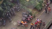 Salah satu korban kesurupan massal diamankan petugas (Liputan6.com/Retno)