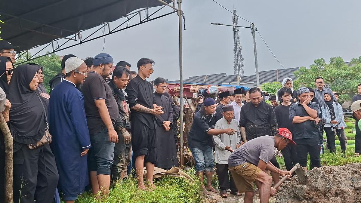 Suasana Haru Pemakaman Ibunda Anji Manji, Ada Kenangan Ulang Tahun yang Selalu Dirayakan Bertiga