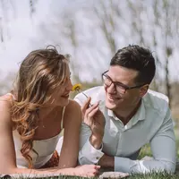 ilustrasi pasangan cinta/Photo by Renate Vanaga on Unsplash