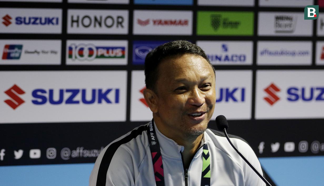 Pelatih Singapura, Fandi Ahmad, memberikan keterangan saat jumpa pers jelang laga Piala AFF 2018 di Stadion Nasional, Singapura, Kamis (8/11). Timnas akan berhadapan dengan Singapura. (Bola.com/M. Iqbal Ichsan)