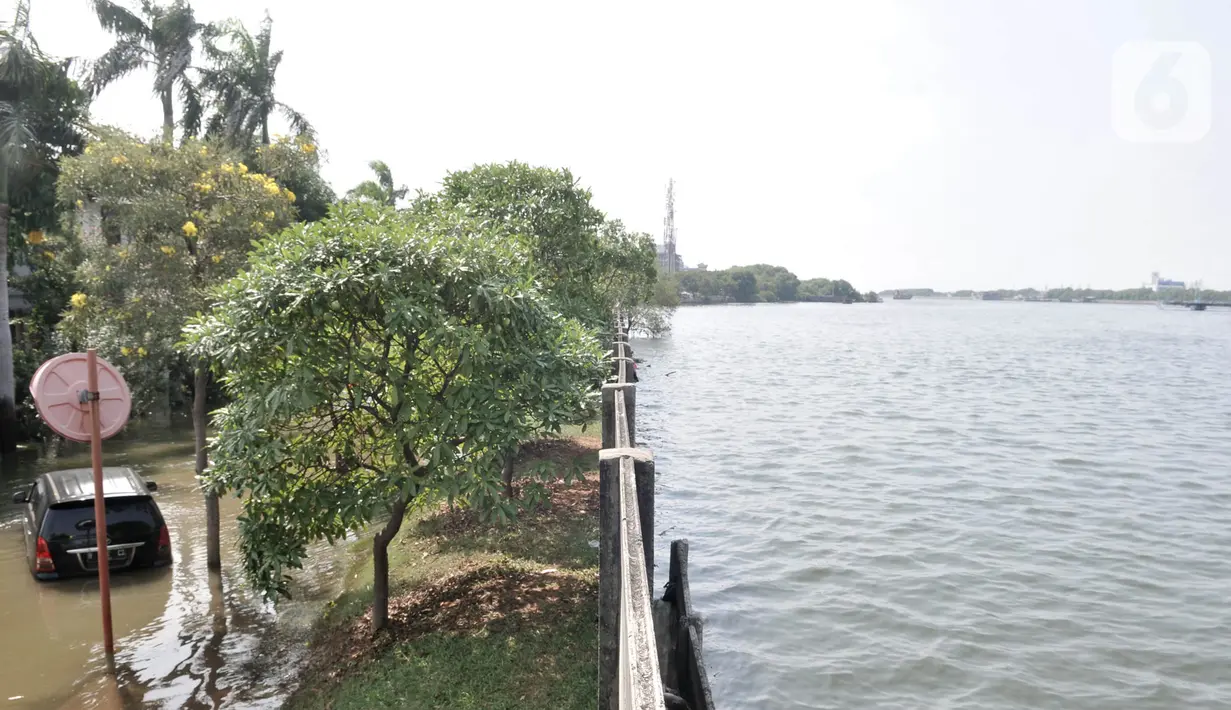 Kondisi banjir rob saat merendam kompleks Perumahan Pantai Mutiara, Pluit, Jakarta, Minggu (7/6/2020). Tanggul jebol dengan panjang sekitar 10 meter yang terjadi bersamaan air pasang pada Sabtu (6/6) menyebabkan perumahan tersebut terendam banjir rob mencapai 120 cm. (merdeka.com/Iqbal S. Nugroho)