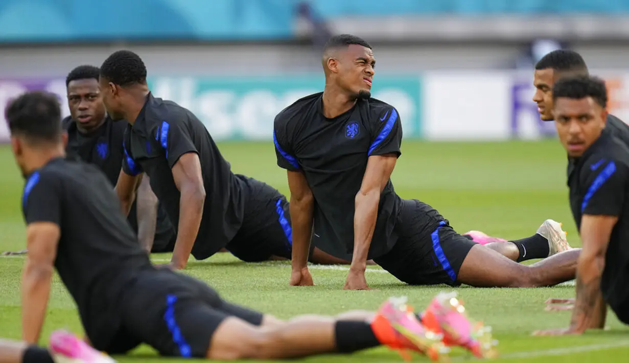 Para pemain Belanda mengikuti sesi latihan di Stadion Ferenc Puskas, Budapest, Hungaria, Sabtu (26/6/2021). Belanda akan menghadapi Republik Ceko pada pertandingan babak 16 besar Euro 2020. (AP Photo/Darko Bandic)