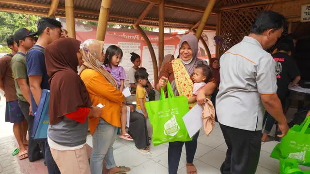 Rajawali Nusindo menyalurkan bantuan pangan pemerintah untuk penangangan stunting untuk wilayah Jawa Timur dan Nusa Tenggara Timur. (Dok Rajawali Nusindo)