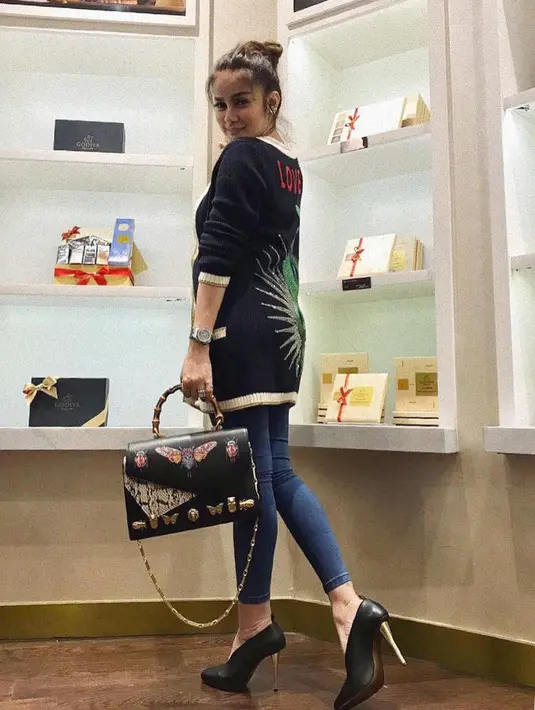 Celana jeans masih menjadi busana andalan Olla Ramlan yang kini sudah beranak tiga. Rambut panjangnya yang biasanya dibiarkan menjuntai kini dibuat bergaya bun hair. Kece banget kan? (Instagram/ollaramlanaufar)