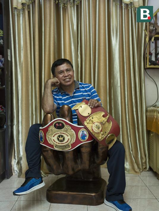 Legenda tinju Indonesia, Ellyas Pical, berpose saat sesi pemotretan di Kawasan Bintaro, Jumat (13/7/2018). Ellyas Pical adalah petinju Indonesia pertama yang berhasil menjadi juara dunia. (Bola.com/M Iqbal Ichsan)