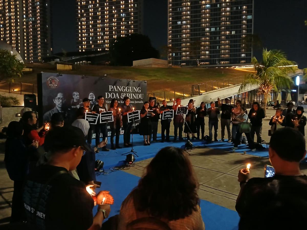 Panggung Rindu Menanti Kabar Lima Jurnalis