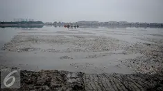 Suasana waduk yang kotor oleh sampah serta hitam dan tercium bau menyengat di Waduk Pluit, Jakarta, Senin (3/10). Sampah tersebut berasal dari bekas permukiman warga yang pernah mendiami wilayah tersebut. (Liputan6.com/Faizal Fanani)