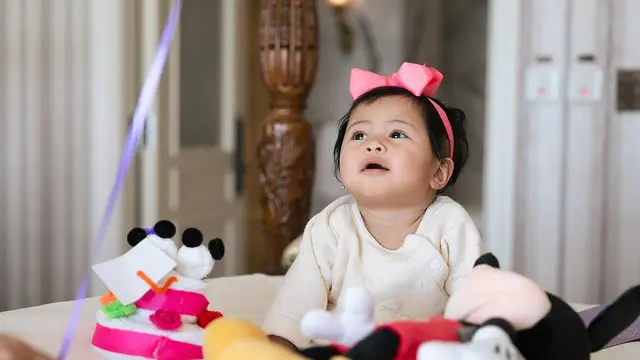 Potret Lily dengan Pita Pink di Kepala, Super Gemas Pose di Atas Kasur. (instagram/raffinagita1717)