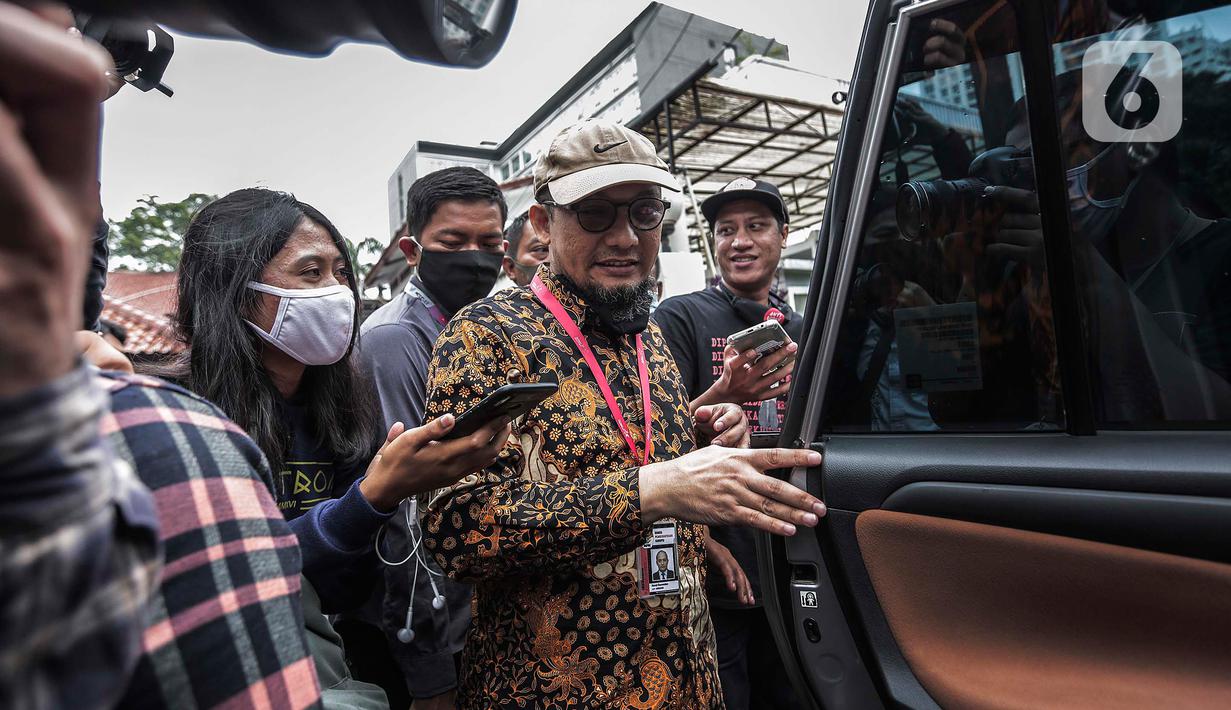 Penyidik KPK Novel Baswedan usai memneuhi panggilan penyidik Komisi Kejaksaan di Jakarta, Kamis (2/7/2020). Novel Baswedan memberikan keterangan terkait aduan masyarakat terhadap penuntut kasus penyerangan air keras pada 2017. (Liputan6.com/Johan Tallo)
