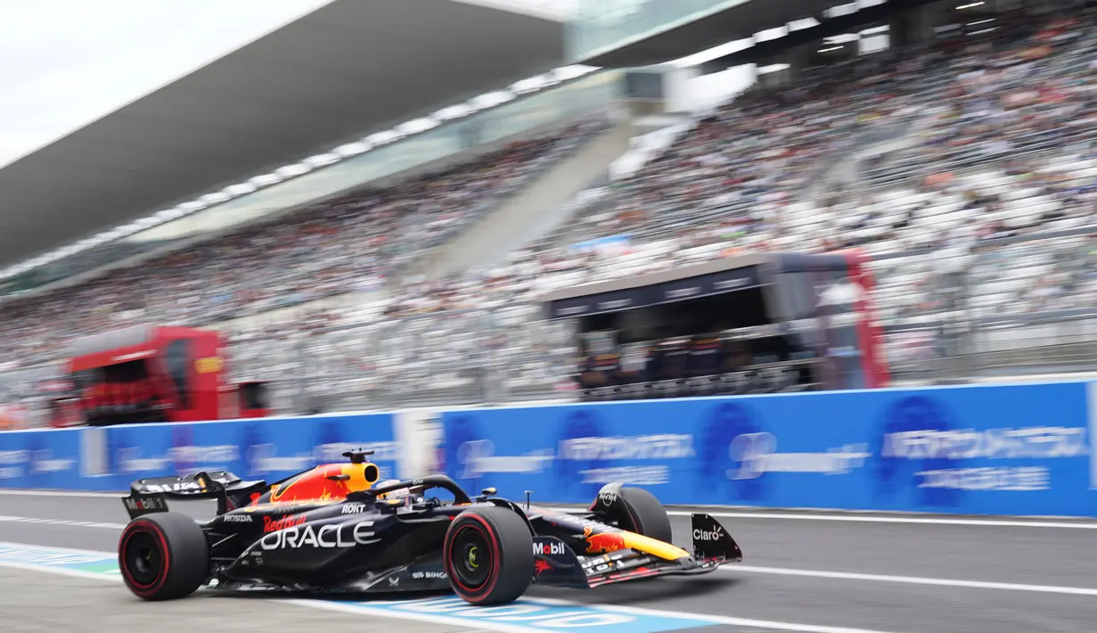 Pembalap Red Bull Max Verstappen mengemudikan mobilnya saat latihan kedua menjelang Grand Prix Formula Satu Jepang di Sirkuit Suzuka, Jepang, Jumat, 22 September 2023. (AP Photo/Toru Hanai)