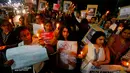 Warga India memegang lilin dan poster saat aksi protes terhadap dua kasus perkosaan yang baru-baru ini dilaporkan ke pihak berwajib di Ahmadabad, India (16/4). (AP Photo / Ajit Solanki)