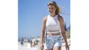  Eugenie Bouchard tampil cantik dengan balutan pakaian kasual di pantai. (Photo/Instagram)