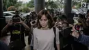 Model yang juga artis, Renata Kusmanto bergegas memasuki Kejaksaan Negeri Jakarta Selatan, Kamis (19/4). Dengan mobil terpisah, Renata mendampingi suaminya, Fachri Albar yang hari ini kasus narkobanya dilimpahkan ke Kejari. (Liputan6.com/Faizal Fanani)