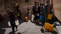 Sejak militer Israel memutuskan untuk memutus pasokan air dan bahan bakar ke Jalur Gaza serta mencegah masuknya konvoi bantuan, warga Palestina di Gaza terpaksa berlindung bersama keluarga mereka jauh dari rumah mereka dan berjuang untuk bertahan hidup. (AP Photo/Fatima Shbair, File)