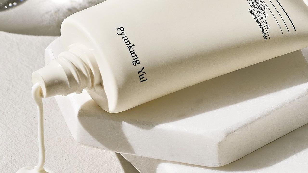 6. Hindari Skincare yang Mengandung Pewangi, Pewarna, dan Bahan Bersifat Asam untuk Menghindari Iritasi<br>