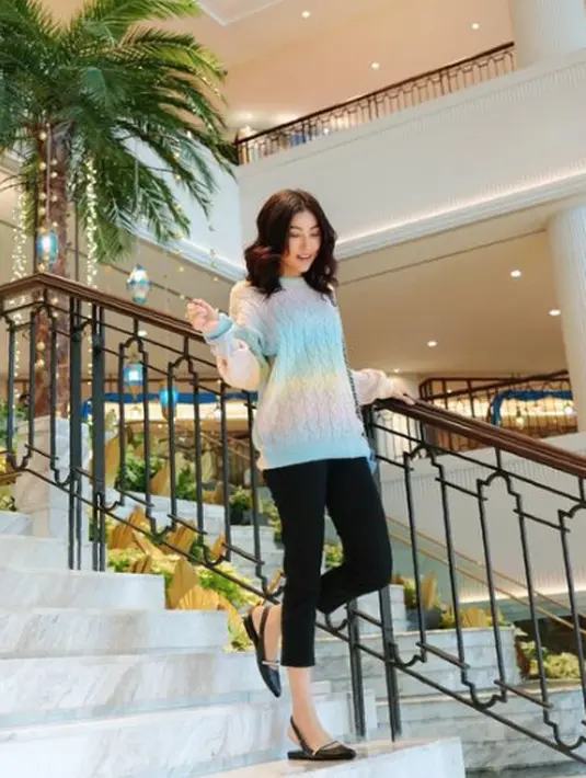 Di potret ini, Sarwendah mengenakan unicorn wool sweater dengan gradasi warna ungu, biru, dan kuning. Ia pun memadukannya dengan skinny pants yang memamerkan kaki ramping dan flatshoes yang manis (instagram/sarwendah29)