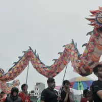 Atraksi liong saat perayaan Cap Go Meh Tahun Baru Imlek 2571 di Jatinegara, Jakarta, Minggu (9/2/2020). Meski hujan, perayaan Cap Go Meh berlangsung meriah dengan atraksi barongsai dan liong serta arakan dewa-dewa (rupang), mengelilingi kawasan Jatinegara. (merdeka.com/Iqbal S Nugroho)