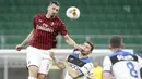 Penyerang AC Milan, Zlatan Ibrahimovic, berebut bola dengan pemain Atalanta pada laga lanjutan Serie A di Stadion San Siro, Sabtu (25/7/2020) dini hari WIB. AC Milan bermain imbang 1-1 atas Atalanta. (AP/Antonio Calanni)