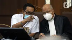 Terdakwa kasus dugaan suap penghapusan red notice atas nama Djoko S Tjandra, Brigjen (Pol) Prasetijo Utomo (kiri) saat menjalani sidang lanjutan di Pengadilan Tipikor Jakarta, Senin (16/11/2020). Sidang menyimak keterangan saksi-saksi. (Liputan6.com/Helmi Fithriansyah)