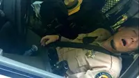 Sang anggota polisi pria tertidur pulas dengan sebuah kaleng minuman di bagian selangkangangan