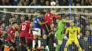 Jordan Pickford berusaha memanfaatkan tendangan sudut yang diperoleh ketika Everton tertinggal 1-2 oleh MU. (AP Photo/Jon Super)