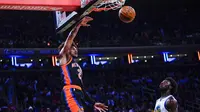 Pemain Knicks Miles McBride melakukan dunk saat melawan Warriors di lanjutan NBA 2022/2023 (AP)