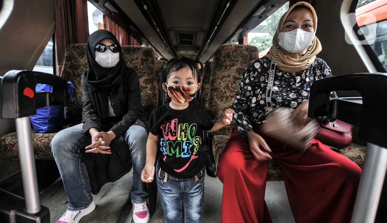 Calon penumpang menunggu keberangkatan bus di Terminal Kampung Rambutan, Jakarta, Selasa (4/5/2021). Kepala Terminal Kampung Rambutan Made Jony mencatat sekitar 1.400-an penumpang bus AKAP berangkat dari Terminal Kampung Rambutan ke Jabar, Jateng, Jatim, dan Sumatera. (merdeka.com/Iqbal S. Nugroho)