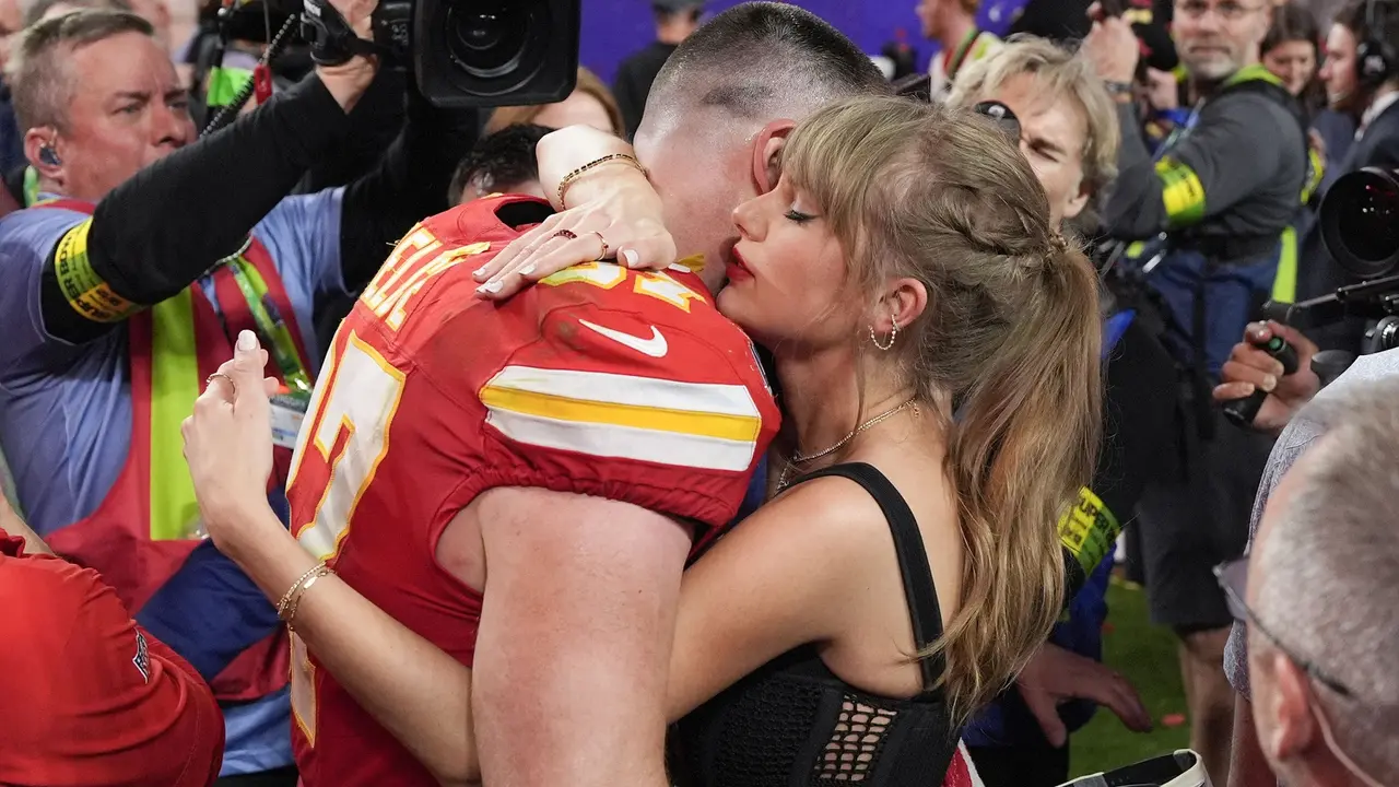 Taylor Swift Peluk dan Cium Travis Kelce Usai Menang Super Bowl 2024