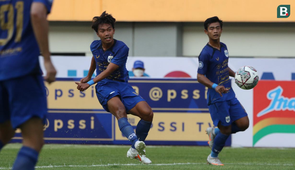 Bek PSIS Semarang, Riyan Ardiansyah (kiri) mencetak gol kemenangan timnya ke gawang Persela Lamongan dalam laga pekan pertama BRI Liga 1 2021/2022 di Stadion Wibawa Mukti, Cikarang, Sabtu (04/09/2021). (Bola.com/Bagaskara Lazuardi)