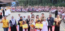 Momen kebersamaan penyerahan penghargaan kepada tim juara DANCOW Indonesia Cerdas Season 2. Foto: DANCOW Indonesia