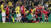 Penyerang Brasil Manchester United Antony Matheus Dos Santos menerima perawatan medis setelah mengalami cedera selama pertandingan sepak bola putaran pertama Liga Europa UEFA antara Fenerbahce SK dan Manchester United di Stadion Sukru Saracoglu di Istanbul pada 24 Oktober 2024.Ozan KOSE / AFP