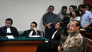 Terdakwa Direktur PT Media Karya Sentosa (MKS), Antonius Bambang Djatmiko saat mendengarkan bacaan vonis oleh Majelis Hakim di Pengadilan Tipikor, Jakarta, Senin (20/4/2015). (Liputan6.com/Yoppy Renato)
