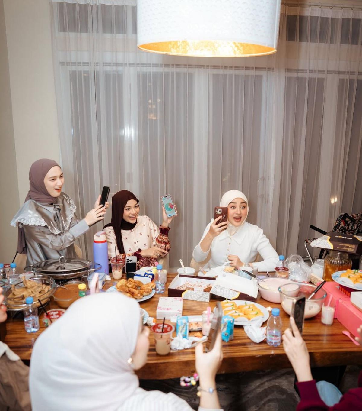 7 Potret Kebersamaan Geng Artis Mamayu Saat Bukber, Tunjukkan Keakraban dan Keseruan