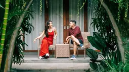 Ini adalah potret Ardina Rasti dan Arie Andika di Element by Westin di Ubud Bali. Ajak buah hati, pasangan yang menikah tahun 2018 ini tetap dapat menikmati momen kebersamaan berdua. Tak hanya abadikan foto bareng anak, Rasti dan Arie Andika juga abadikan momen romantis berdua seperti kembali ke masa ABG. Pakai busana warna merah, Ardina Rasti dan Arie Andika makin serasi. (Liputan6.com/IG@arieandika10)