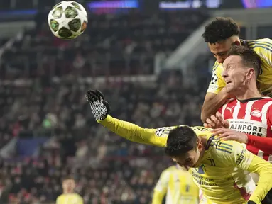 Pemain PSV, Luuk de Jong (tengah) berduel udara dengan dua pemain Juventus, Andrea Cambiaso (kiri) dan Lloyd Kelly dalam laga leg 2 babak play off Liga Champions 2024/2025 di Philips Stadion, Eindhoven, Belanda, Rabu (19/02/2025) waktu setempat. (AP Photo/Peter Dejong)