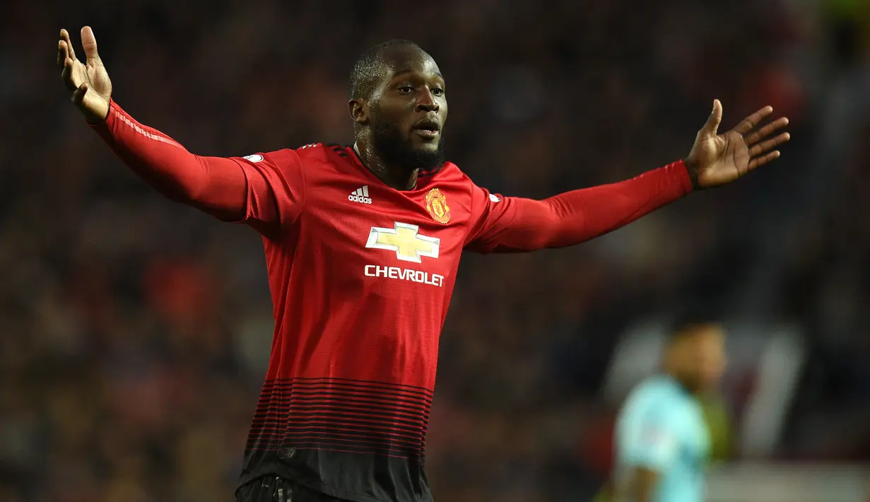 Romelu Lukaku. Sempat tampil oke di awal kedatangannya di Old trafford pada awal 2017/2018, performanya menurun di musim keduanya. Akibatnya, Ole Gunnar Solskjaer melepasnya ke Inter Milan pada 2019/2020. Usai meraih Scudetto di musim keduanya, Chelsea menariknya awal musim ini. (AFP/Oli Scarff)