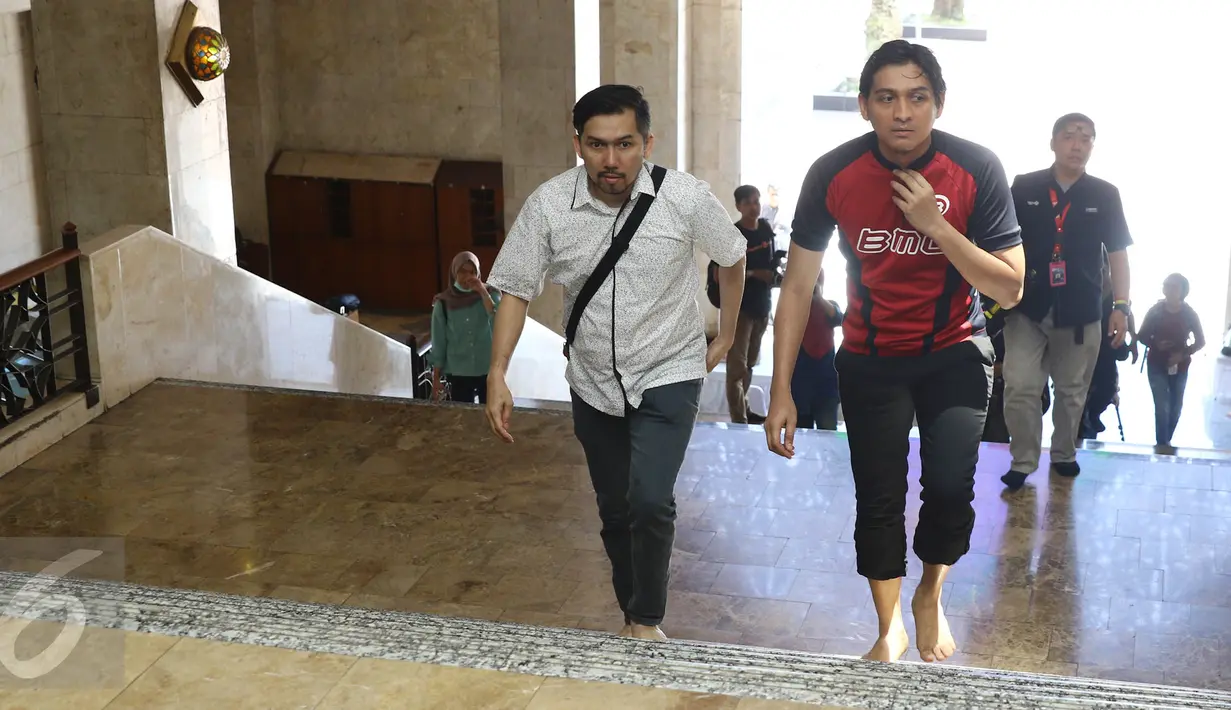 Pesinetron Lucky Hakim memasuki lokasi ijab kabul di Masjid At-Tin, TMII, Jakarta Timur, Kamis (19/1). Sebelumnya, Lucky Hakim dan penyanyi Tiara Dewi mengaku sudah menjalani pernikahan siri. (Liputan6.com/Herman Zakharia)
