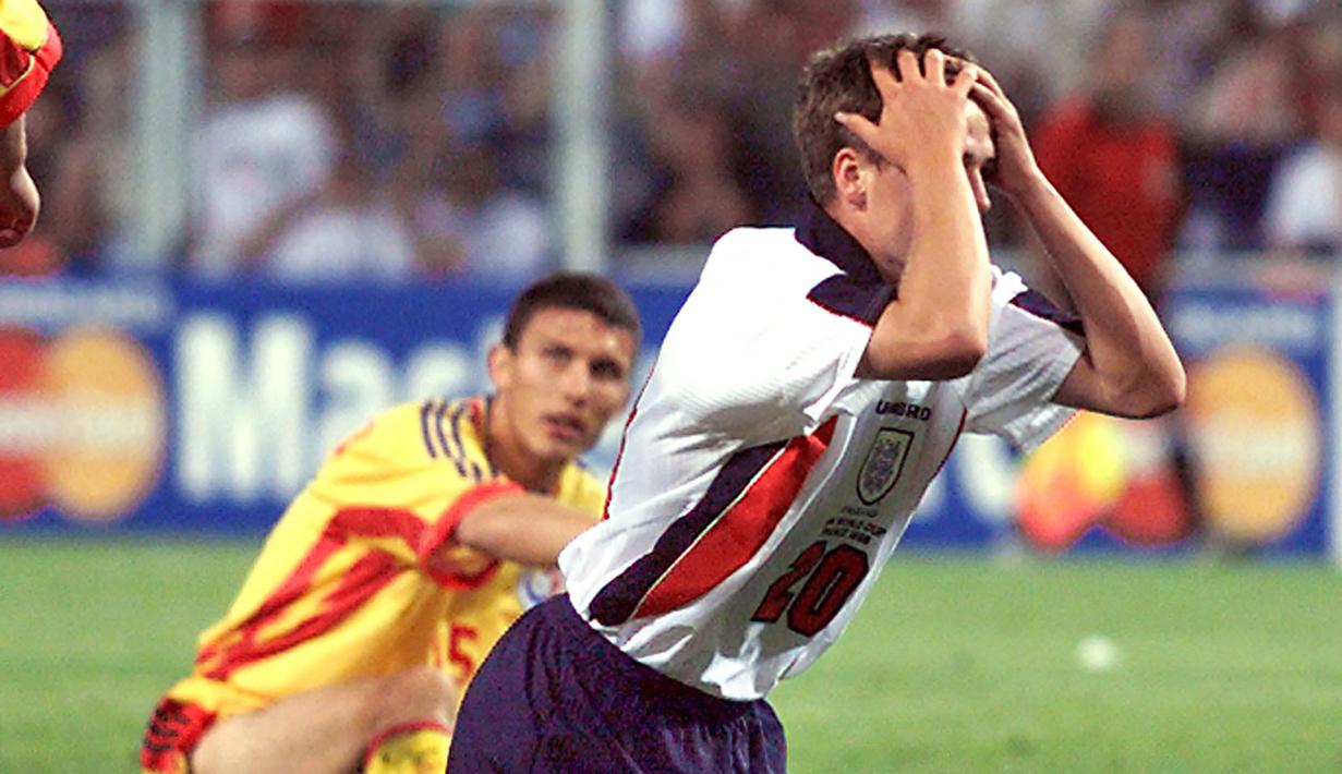 Pada laga kedua menghadapi Rumania (22/6/1998) Michael Owen kembali mencatat rekor bersama Timnas Inggris. Kembali masuk menggantikan Teddy Sheringham di menit ke-72, ia mampu menyumbang 1 gol bagi Three Lions di menit ke-81 dalam laga yang akhirnya dimenangi Rumania 2-1. Gol tersebut menjadikannya sebagai pencetak gol termuda Timnas Inggris di ajang Piala Dunia. (AFP/Jacques Demarthon)