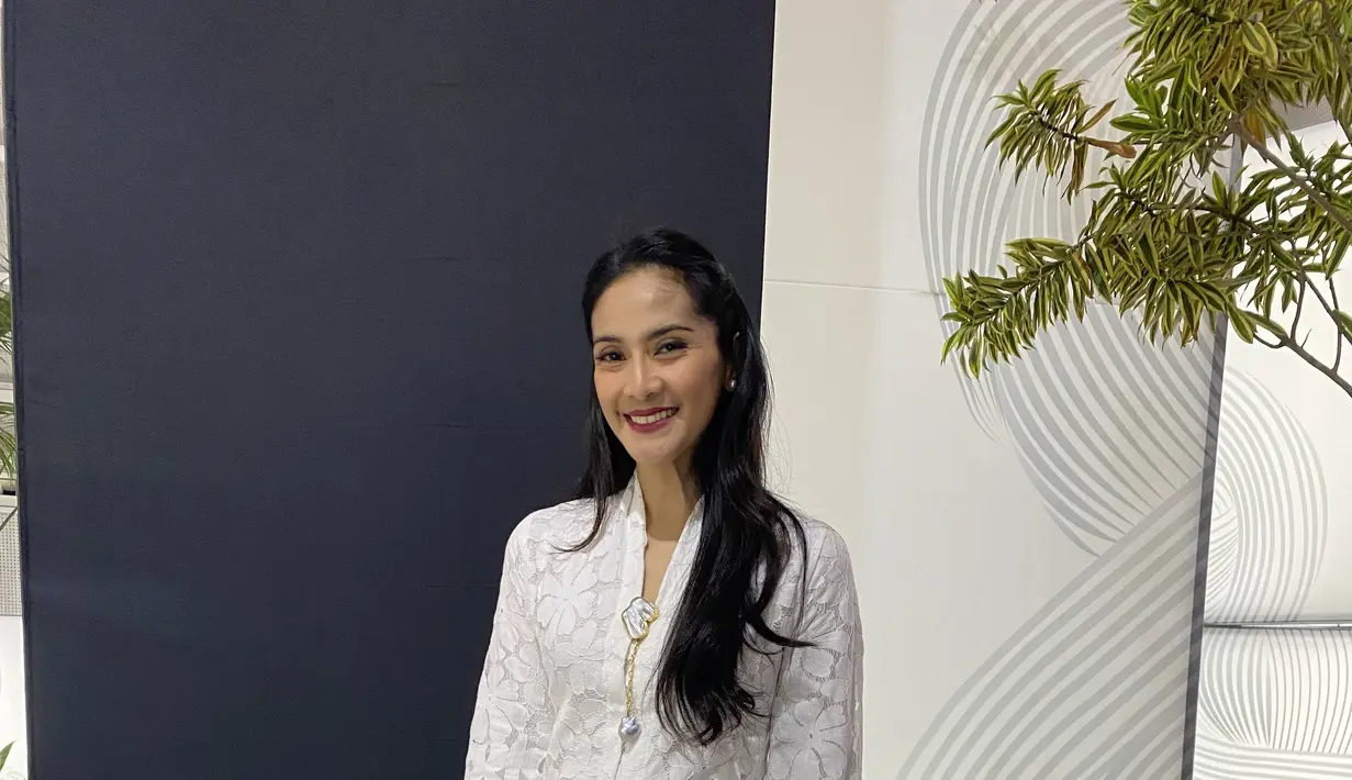 Maudy Koesnaedi tampil elegan dengan kebaya putih panjang dipadukan rok brokatnya. Sambil membawa sling bag dan heels warna maroon dari bahan velvet.. [Anisha Saktian]