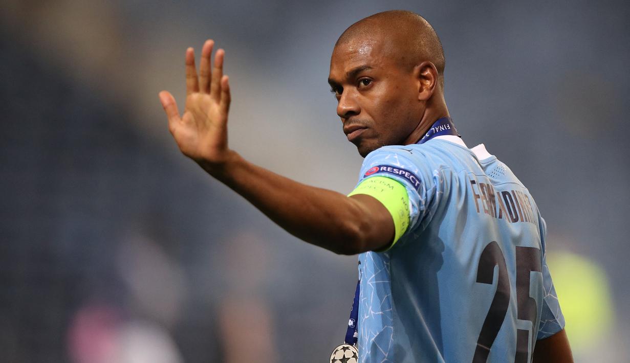 Fernandinho dikenal sebagai salah satu pemain yang loyal di Manchester City. Ia telah menghabisakan sembilan tahun (2013-2022) bersama The Cityzens sebelum akhirnya memutuskan untuk meninggalkan Etihad Stadium pada musim ini. Pemain yang perposisi sebagai gelandang tersebut diketahui akan kembali ke negaranya, Brasil dengan membela Atletico Paranaense. Fernandinho sebelumnya pernah membela klub tersebut pada tahun 2002 hingga 2005 sebelum membela Shakhtar Donetsk. (AFP/Jose Coelho)