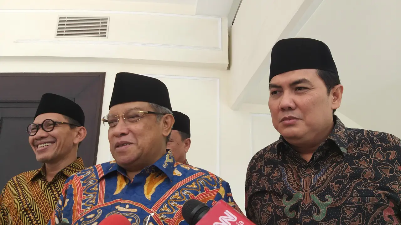 Ketua Umum Pengurus Besar Nahdlatul Ulama (PBNU) Said Aqil Siradj (tengah) di Kantor Wapres.