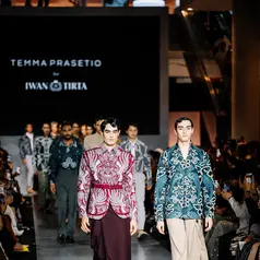 Lewat 24 look berbahan katun, Temma Prasetio mengeksplorasi batik dengan warna dan karakter yang lebih kontemporer. (Foto/Dok: TEMMA PRASETIO FOR IWAN TIRTA)