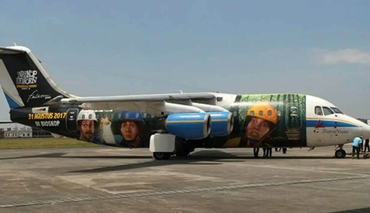 Berbagai cara tim produksi film ini melakukan promosi. Para bintang film ini juga berjualan tahu bulat, membagikan kopi di Car Free Day. Bahkan, tepat Indonesia merayakan ulang tahun para pemeran ini membersihkan Jakarta bersama pasukan oranye. 