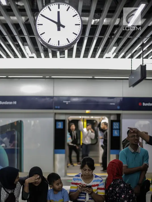 Warga menunggu untuk menaiki kereta MRT di pintu masuk Stasiun MRT Bundaran HI, Jakarta, Minggu (24/3). Moda Raya Terpadu (MRT) Jakarta Fase 1 dengan rute Bundaran HI - Lebak Bulus resmi beroperasi. (Liputan6.com/Faizal Fanani)