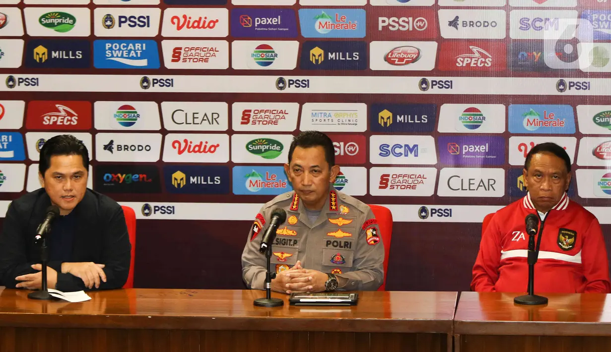 Ketua Umum PSSI Erick Thohir (kiri), Kapolri Jendral Listyo Sigit Prabowo (tengah) dan Menpora Zainudin Amali (kanan) memberikan konferensi pers tentang penegakan hukum match fixing di Media Center Stadion Utama Gelora Bung Karno Jakarta, Minggu (19/2/2023). Pemerintah mempersiapkan Satgas Antimafia Bola untuk mengawal kebijakan menghadapi kejuaraan tingkat nasional dan internasional. (Liputan6.com/Herman Zakharia)