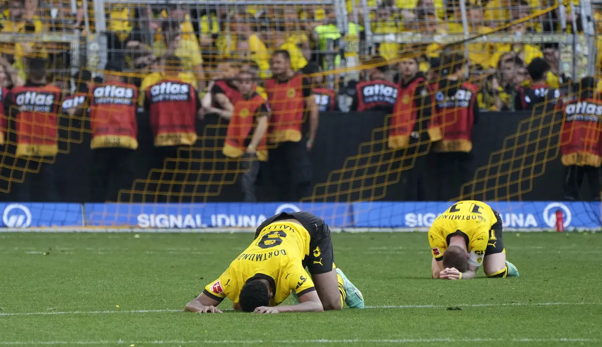 Reaksi kecewa dua pemain Borussia Dortmund, Sebastien Haller (depan) dan Marco Reus setelah berakhirnya laga menghadapi FSV Mainz pada laga pekan terakhir Liga Jerman 2022/2023 di Dortmund, Jerman (27/5/2023). Ditahan imbang FSV Mainz 2-2, Borussia Dortmund harus merelakan gelar juara Liga Jerman 2022/2023 menjadi milik Bayern Munchen. (AP Photo/Michael Probst)