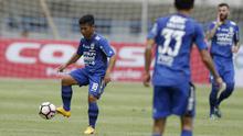 Gelandang Persib, Eka Ramdani, mengontrol bola saat melawan Persib Bandung pada laga Grup A Piala Presiden di Stadion GBLA, Bandung, Selasa (16/1/2018). Persib menang 1-0 atas Sriwijaya FC. (Bola.com/M Iqbal Ichsan)