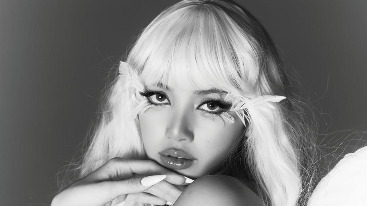 Lisa BLACKPINK Berdandan Jadi Cupid Penggoda di Hari Valentine 2026, Pasang Sayap di Punggung