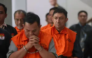 8 Tersangka Dugaan Suap HGB Digiring ke Mobil Tahanan