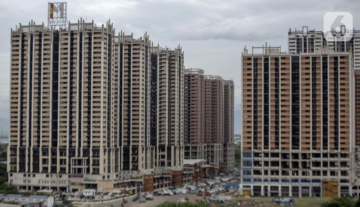 Kondisi pembangunan proyek Meikarta di Cikarang, Kabupaten Bekasi, Jawa Barat, Selasa (14/3/2023). Wakil Ketua DPR RI Sufmi Dasco Ahmad memimpin rombongan belasan anggota DPR RI meninjau langsung lokasi pembangunan proyek Meikarta untuk mengetahui kondisi bangunan apartemen yang mangkrak sehingga membuat banyak konsumen merasa dibohongi serta dirugikan. (Liputan6.com/Faizal Fanani)